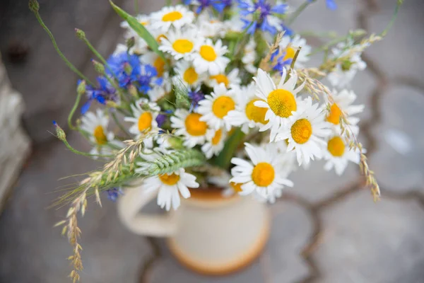 Yaz ortasında Letonya: kutlama Ligo içinde Haziran dekorasyon ev alan çiçek buketi ile