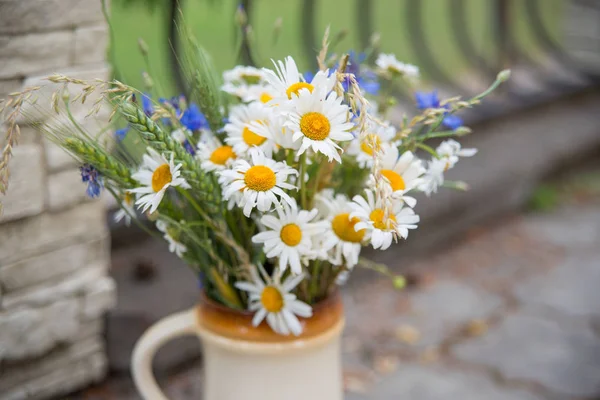 Yaz ortasında Letonya: kutlama Ligo içinde Haziran dekorasyon ev alan çiçek buketi ile