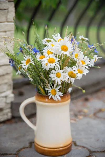 Yaz ortasında Letonya: kutlama Ligo içinde Haziran dekorasyon ev alan çiçek buketi ile