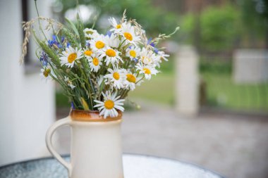 Yaz ortasında Letonya: kutlama Ligo içinde Haziran dekorasyon ev alan çiçek buketi ile