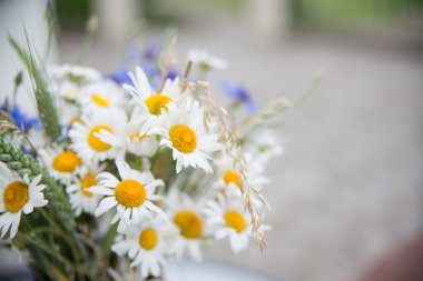 Yaz ortasında Letonya: kutlama Ligo içinde Haziran dekorasyon ev alan çiçek buketi ile