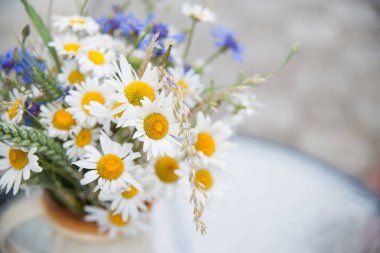 Yaz ortasında Letonya: kutlama Ligo içinde Haziran dekorasyon ev alan çiçek buketi ile