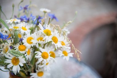 Yaz ortasında Letonya: kutlama Ligo içinde Haziran dekorasyon ev alan çiçek buketi ile