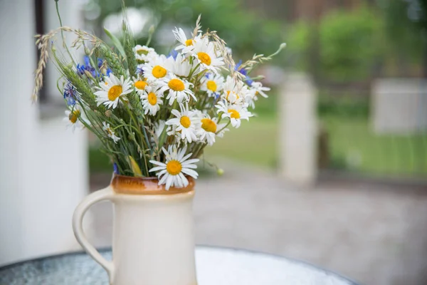 Yaz ortasında Letonya: kutlama Ligo içinde Haziran dekorasyon ev alan çiçek buketi ile