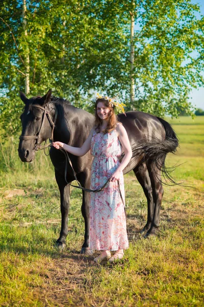 Молодая Женщина Ходит Коричневой Лошадью Лугу Красивом Платье Середине Лета — стоковое фото