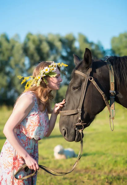 Młoda Kobieta Spaceru Brązowy Koń Łące Sobie Piękną Sukienkę Letniej — Zdjęcie stockowe
