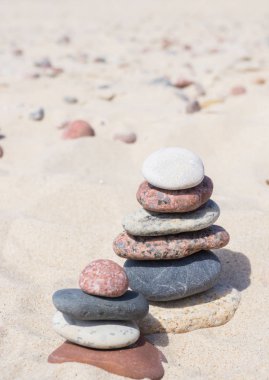 Kule taş yaz güneşli gün üzerinde Baltık Denizi kıyısında