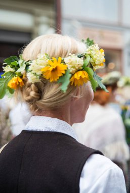 Ulusal Letonca öğeleri ve takım elbise, açılış Ulusal Letonca şarkı ve dans festivali Riga'da üzerinde alan çiçek demetleri grubu