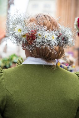 Ulusal Letonca öğeleri ve takım elbise, açılış Ulusal Letonca şarkı ve dans festivali Riga'da üzerinde alan çiçek demetleri grubu