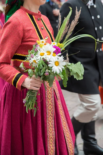 Εθνική Λετονίας Στοιχεία Και Κοστούμια Άτομα Μπουκέτα Λουλουδιών Πεδίο Σχετικά — Φωτογραφία Αρχείου