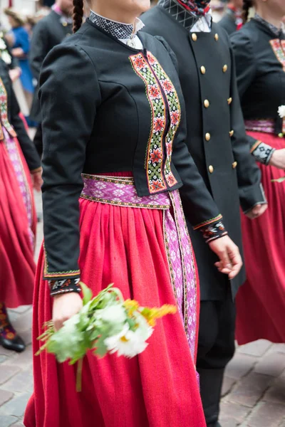 Éléments Costumes Lettons Nationaux Personnes Avec Des Bouquets Fleurs Champ — Photo