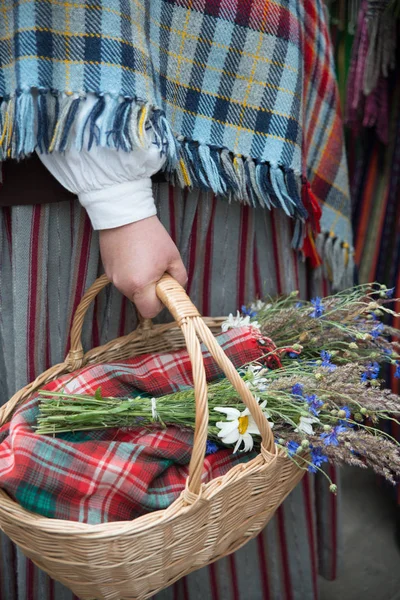 Éléments Costumes Lettons Nationaux Personnes Avec Des Bouquets Fleurs Champ — Photo