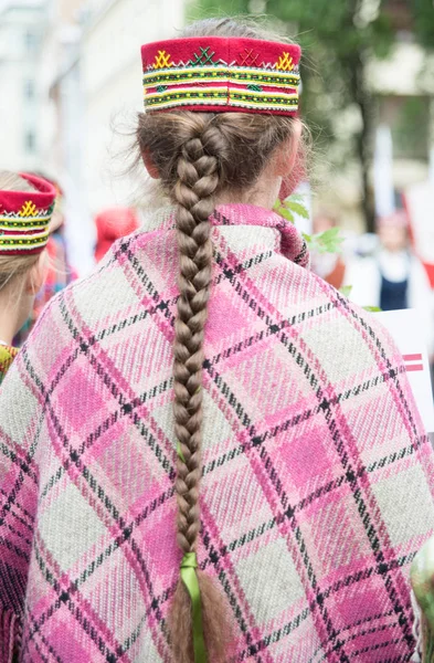 Éléments Costumes Lettons Nationaux Personnes Avec Des Bouquets Fleurs Champ — Photo