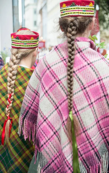 Éléments Costumes Lettons Nationaux Personnes Avec Des Bouquets Fleurs Champ — Photo