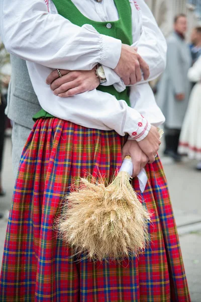 国立ラトビア要素とスーツ ラトビア国歌とリガのダンス フェスティバルのオープニングに野の花のブーケを持つ人々 — ストック写真