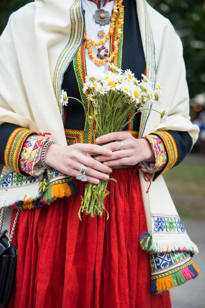国立ラトビア要素とスーツ ラトビア国歌とリガのダンス フェスティバルのオープニングに野の花のブーケを持つ人々 — ストック写真