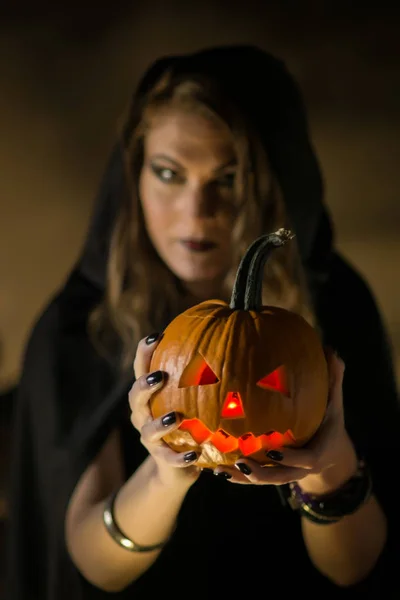 Женщина Черной Мантии Образ Ведьмы Хэллоуин Темном Винтажном Интерьере — стоковое фото