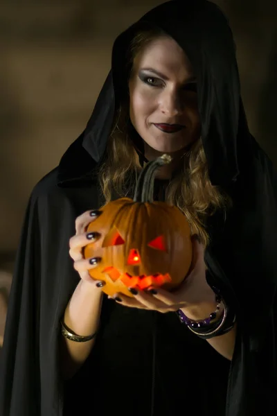 Uma Mulher Manto Preto Imagem Uma Bruxa Halloween Interior Escuro — Fotografia de Stock