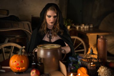 Siyah manto - halloween cadı karanlık vintage iç görüntüsünü bir kadında
