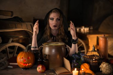 Siyah manto - halloween cadı karanlık vintage iç görüntüsünü bir kadında