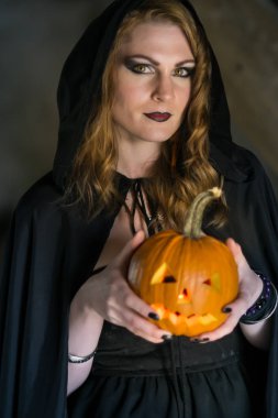 Siyah manto - halloween cadı karanlık vintage iç görüntüsünü bir kadında