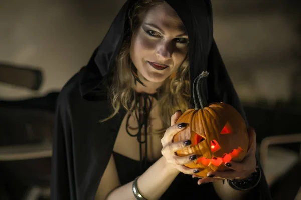 Žena Černém Plášti Obrázek Čarodějnice Halloween Tmavých Vintage Interiéru — Stock fotografie