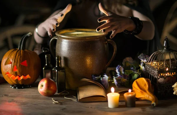 Руки Женщины Черной Мантии Образ Ведьмы Хэллоуин Темном Винтажном Интерьере — стоковое фото
