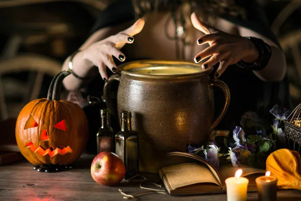 Руки Женщины Черной Мантии Образ Ведьмы Хэллоуин Темном Винтажном Интерьере — стоковое фото
