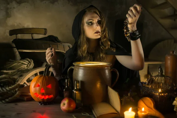 Een Vrouw Zwarte Mantel Het Beeld Van Een Heks Halloween — Stockfoto
