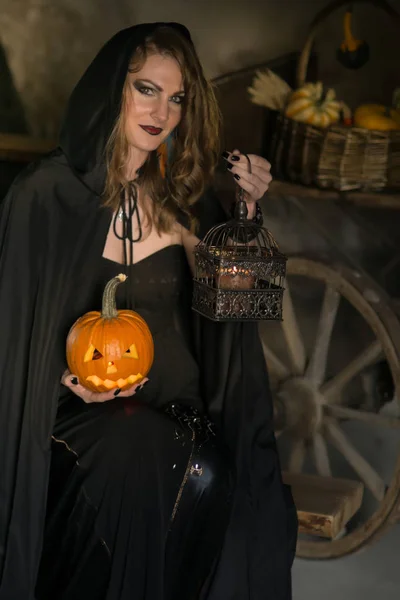 Žena Černém Plášti Obrázek Čarodějnice Halloween Tmavých Vintage Interiéru — Stock fotografie