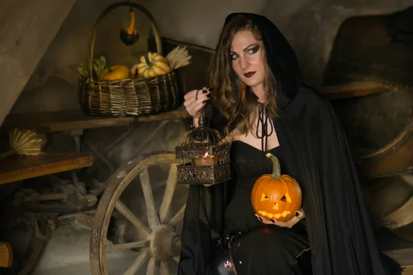 Žena Černém Plášti Obrázek Čarodějnice Halloween Tmavých Vintage Interiéru — Stock fotografie