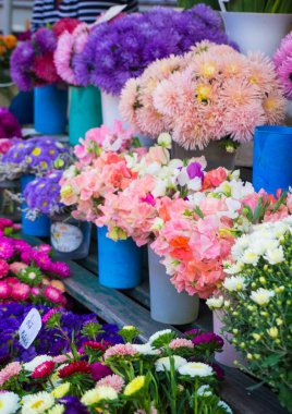 Farklı sonbahar çiçek buketleri fiyatları ile merkezi piyasada satışa