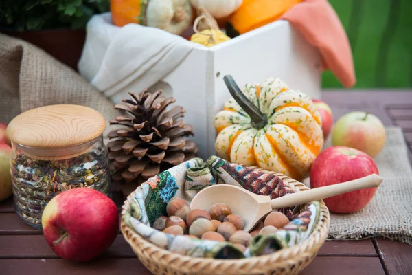 カボチャ 実と木製のテーブルのりんごの静物で秋のお祭りの装飾 — ストック写真