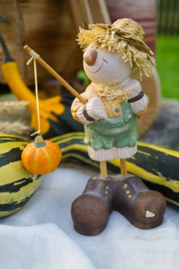 Düşüş sırasında sonbahar dekorasyon: pumpkins, çiçek, spikelets ve güdük üzerinde heykelcik sepeti