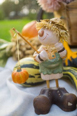 Düşüş sırasında sonbahar dekorasyon: pumpkins, çiçek, spikelets ve güdük üzerinde heykelcik sepeti