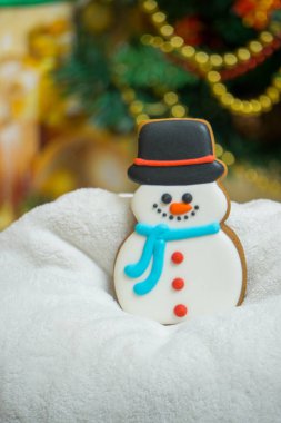 Gingerbread Noel - mutlu yeni yıl için bir hediye olarak sevimli kardan adam