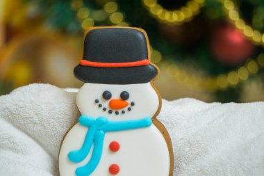 Gingerbread Noel - mutlu yeni yıl için bir hediye olarak sevimli kardan adam