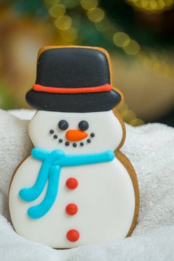 Gingerbread Noel - mutlu yeni yıl için bir hediye olarak sevimli kardan adam