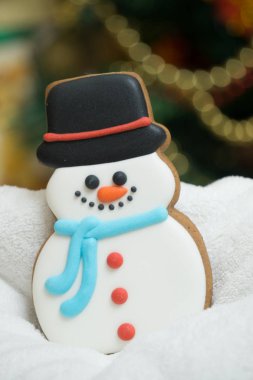 Gingerbread Noel - mutlu yeni yıl için bir hediye olarak sevimli kardan adam