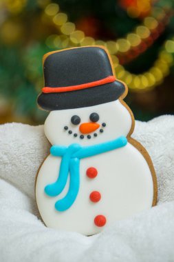 Gingerbread Noel - mutlu yeni yıl için bir hediye olarak sevimli kardan adam