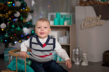 Gülümseyen ve dekore edilmiş iç Noel'de poz mutlu bebek çocuk