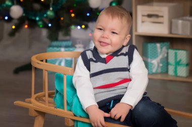 Gülümseyen ve dekore edilmiş iç Noel'de poz mutlu bebek çocuk