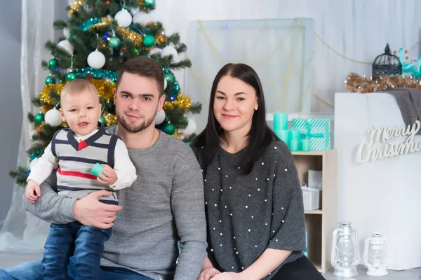 Šťastní Rodiče Malým Synem Vánoce Štědrý Den Mezi Dárky Dekorace — Stock fotografie