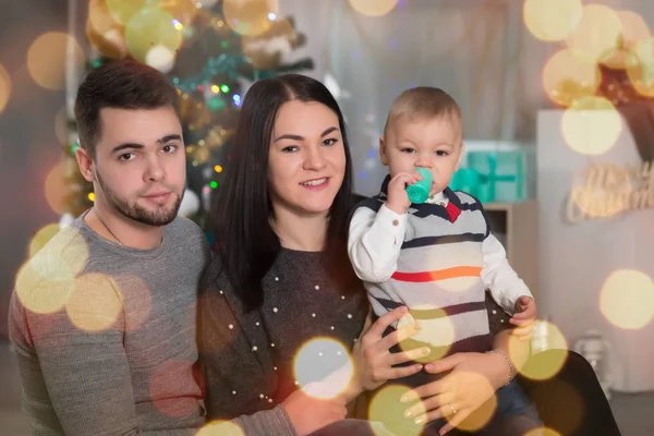 Hediyeler Süslemeleri Arasında Noel Noel Arifesi Yakınındaki Küçük Oğluyla Mutlu — Stok fotoğraf