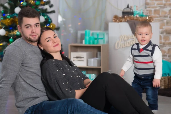 Glückliche Eltern Mit Kleinem Sohn Heiligabend Unter Den Geschenken Und — Stockfoto