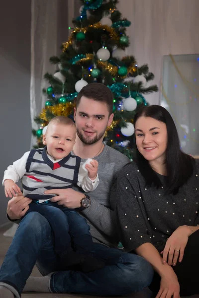 Pais Felizes Com Filho Pequeno Natal Perto Véspera Natal Entre — Fotografia de Stock