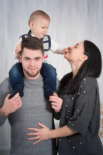 Pais Felizes Com Filho Pequeno Natal Perto Véspera Natal Entre — Fotografia de Stock