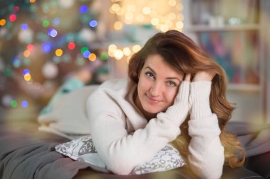 Noel dekore edilmiş iç hediyeler ve Noel ağacı ile genç kadın portresi
