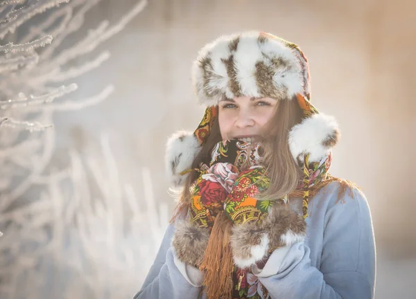 Une Femme Chapeau Élégant Écharpe Gants Par Temps Neigeux Ensoleillé — Photo