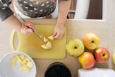 Küçük kız kesme elma preparion güler yüzlü için